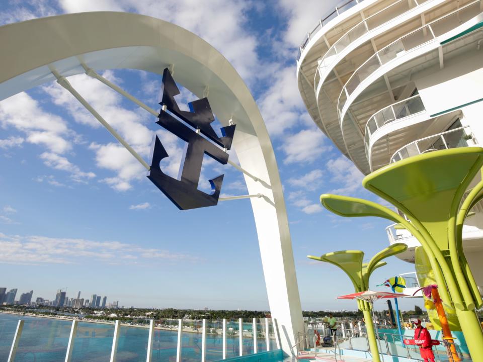 Royal Caribbean-Logo auf der Icon of the Seas