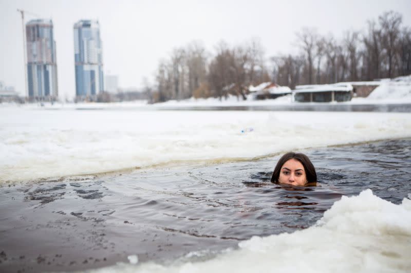 Seriez-vous prête à vous immerger dans des températures négatives pour être plus belle ? [Photo : David Tesinsky/Caters]