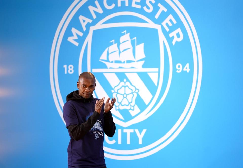 La despedida de Fernandinho a los fans del City en el desfile del trofeo de la Premier League el mes pasado (Zac Goodwin/PA Wire)