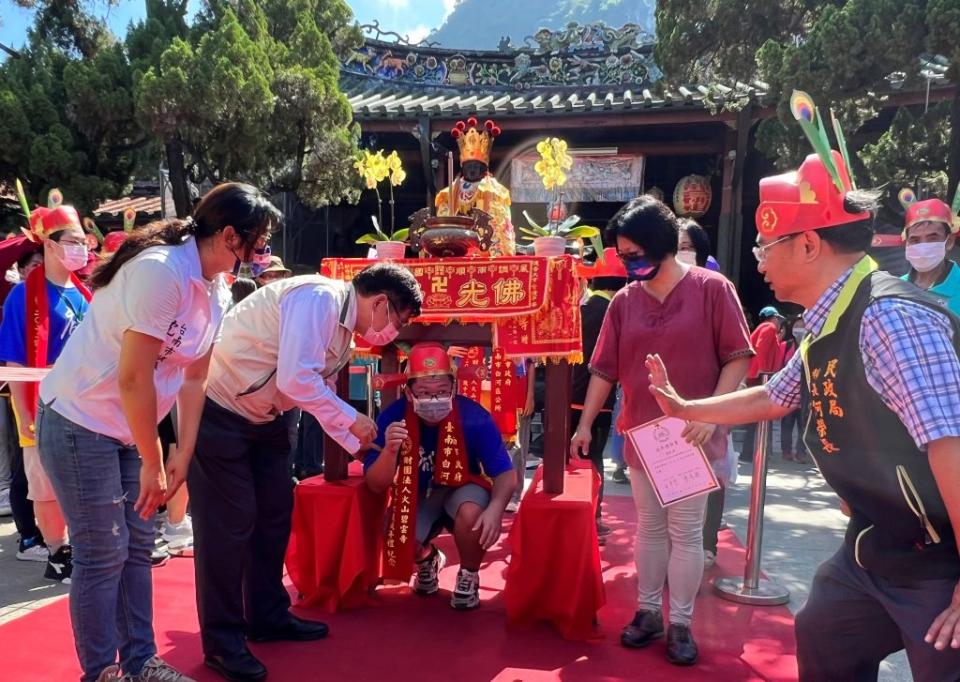 碧雲寺舉行「鑽轎底」儀式，祈求每位學子都能得到觀音佛祖的庇佑。 （記者翁聖權攝）