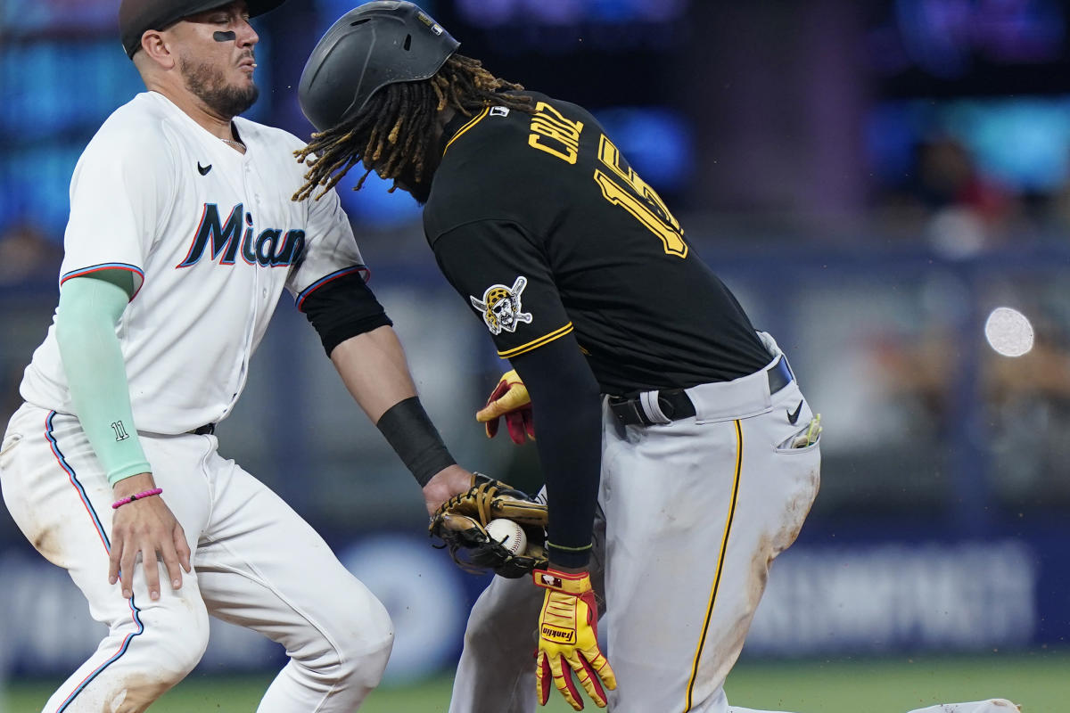 Marlins SS Miguel Rojas loses piece of tooth in collision with