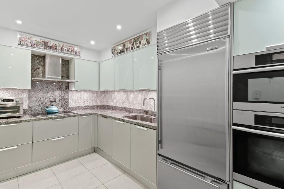 The kitchen’s upper cabinets have frosted-glass doors.