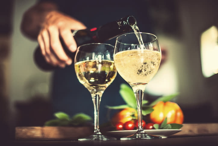 Si tienes dudas sobre el vino prosecco, consulta con tu odontólogo. – Foto: knape/Getty Images