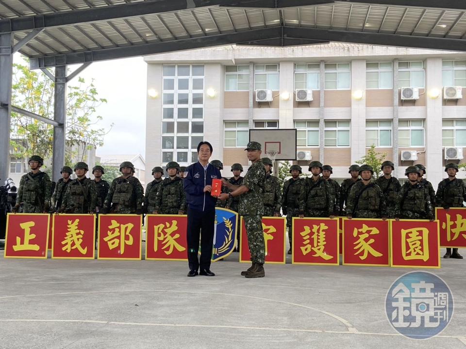 賴清德頒發端節加菜金給陸軍混砲營。