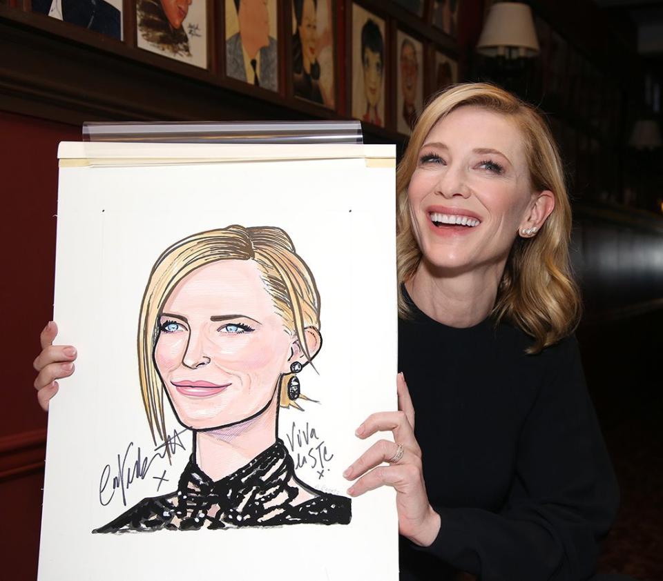 Cate Blanchett posiert mit sich selbst