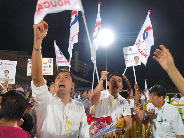 PAP's ardent supporters constantly screamed in support of Choo and called Workers' Party the "Wayang Party". (Yahoo! Singapore/ Alvin Ho)