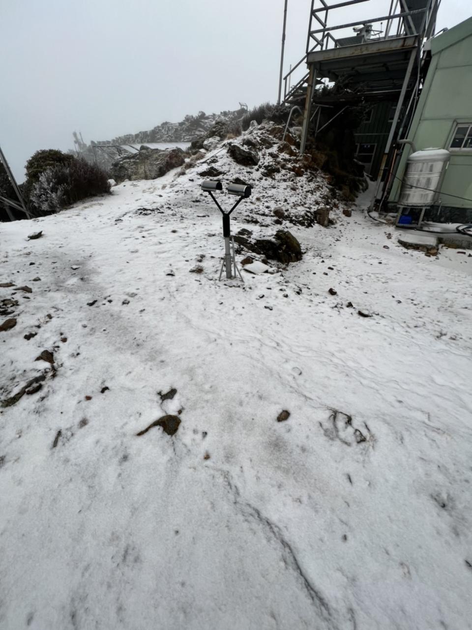 玉山出現雨夾雪。（圖／東森新聞）