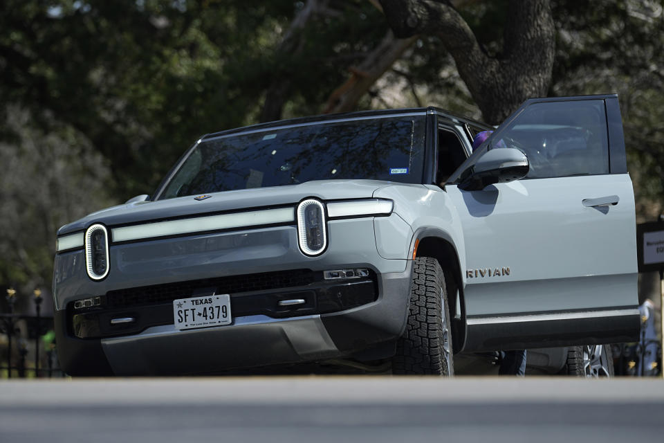 Een Rivian SUV wordt tentoongesteld in Austin, Texas, woensdag 22 februari 2023. (AP Photo/Eric Gay)