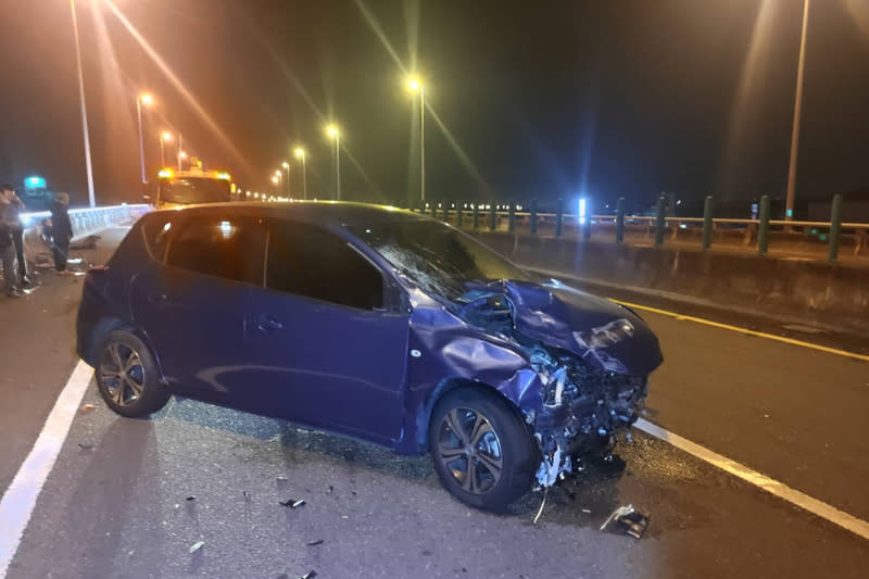 休旅車撞擊牛隻後，再碰撞內側車道自小客車，車頭嚴重損毀。(圖/國道四隊提供)