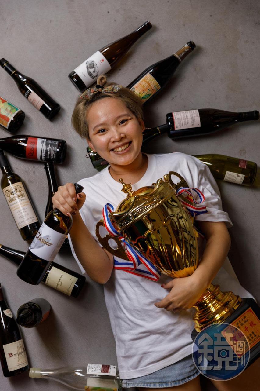 李盈萱（雪莉）抱著朋友頒贈給她「酒空女神」的冠軍獎盃及和葡萄酒們，來到花蓮冒險。