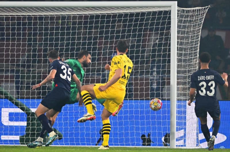 Dortmund's Mats Hummels (C) scores his side's first goal during the UEFA Champions League semi final between Paris Saint-Germain (PSG) and Borussia Dortmund. Robert Michael/dpa