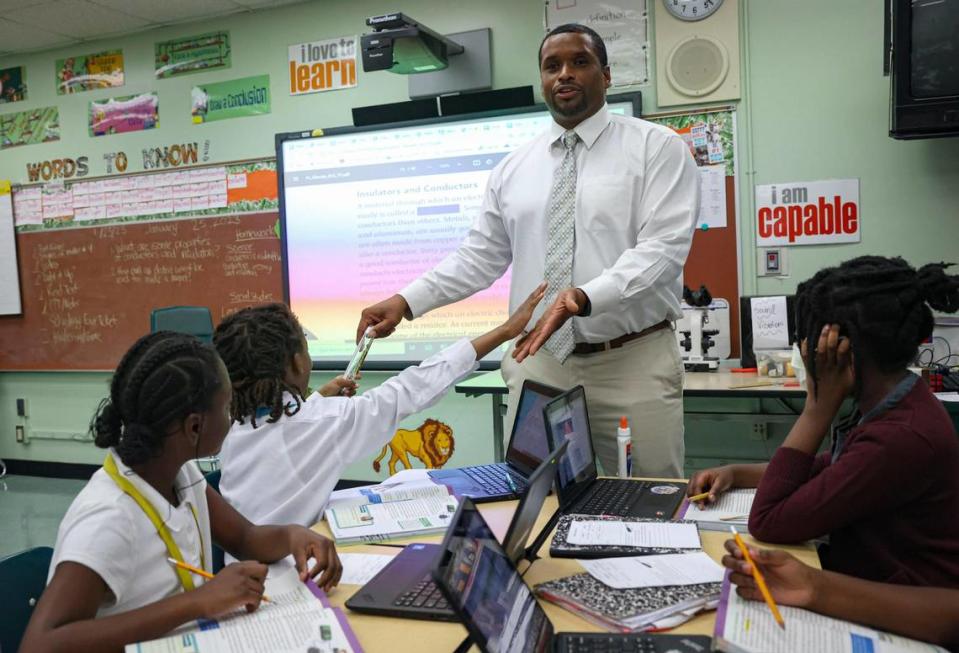 Don Clerveaux da una clase de Ciencias en la Primaria Phyllis Ruth Miller, el miércoles 25 de enero de 2023. Él representa a la parte central del distrito.