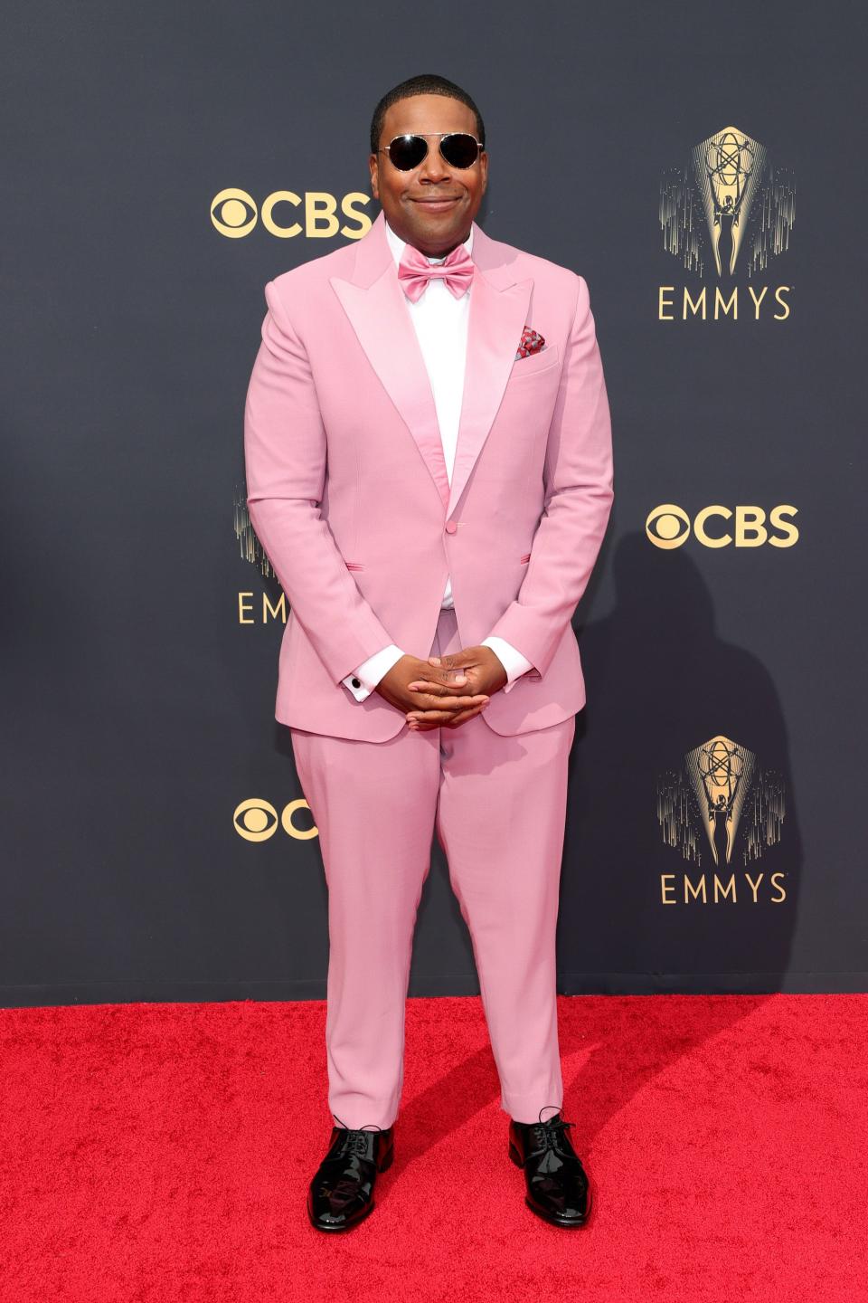 Kenan Thompson wears a pink tuxedo on the Emmys red carpet.