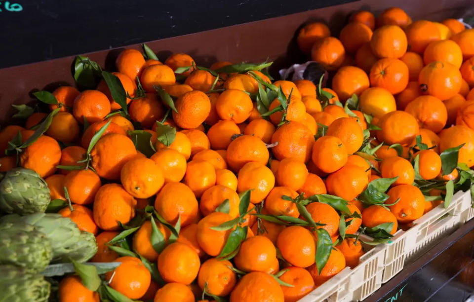 Las hojas de las mandarinas son una señal de que son fruta fresca y recién recolectada