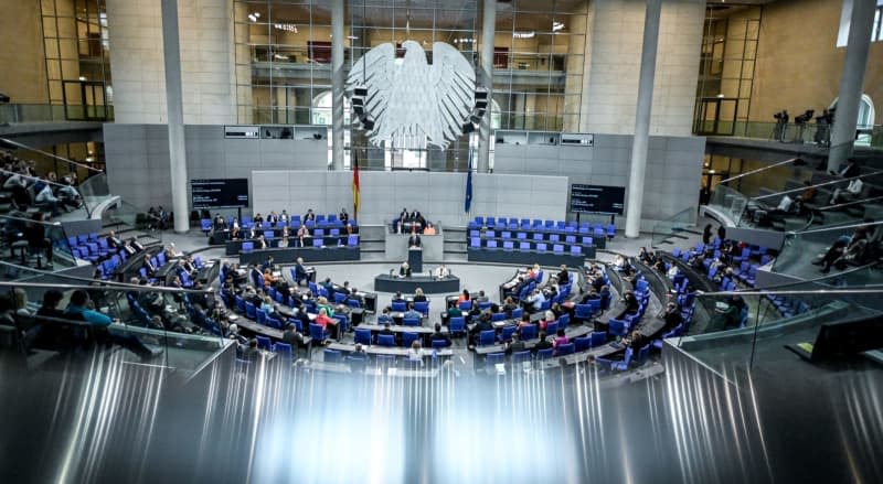 Members of parliament take part in the 164th session of the Bundestag. Britta Pedersen/dpa