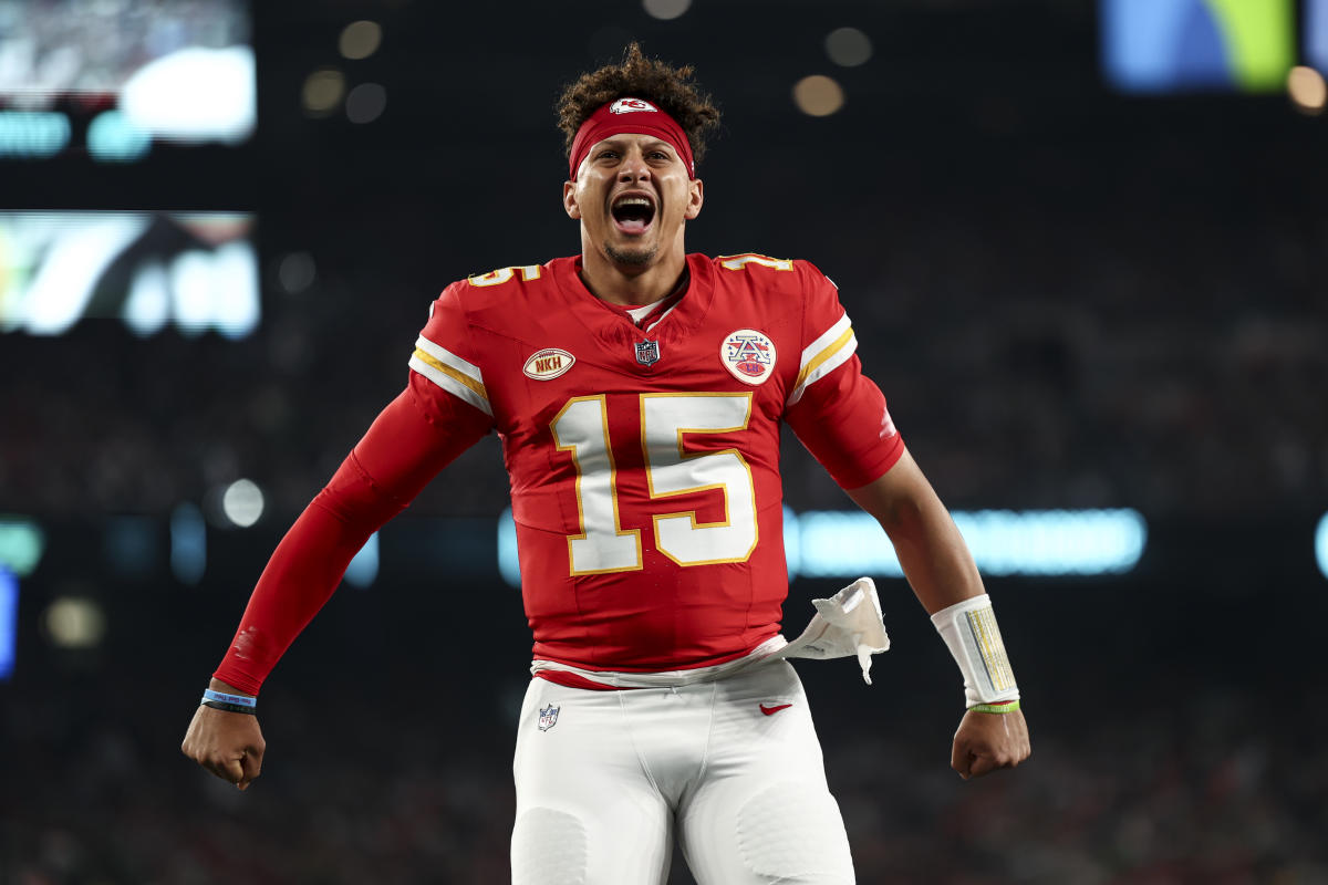 Super Bowl 2023: Patrick Mahomes has heartwarming hug with dad