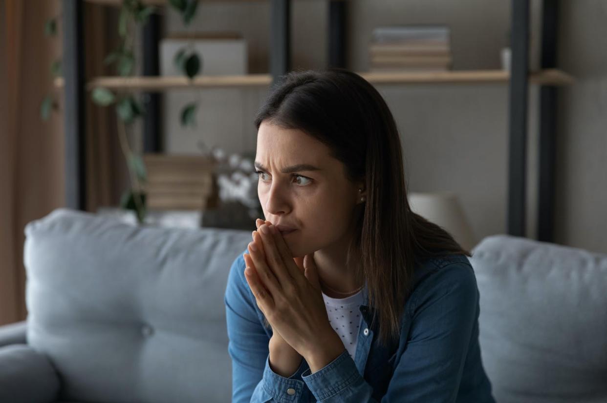 <a href="https://www.shutterstock.com/es/image-photo/worried-young-woman-sit-on-sofa-1916666765" rel="nofollow noopener" target="_blank" data-ylk="slk:Fizkes/Shutterstock;elm:context_link;itc:0;sec:content-canvas" class="link ">Fizkes/Shutterstock</a>