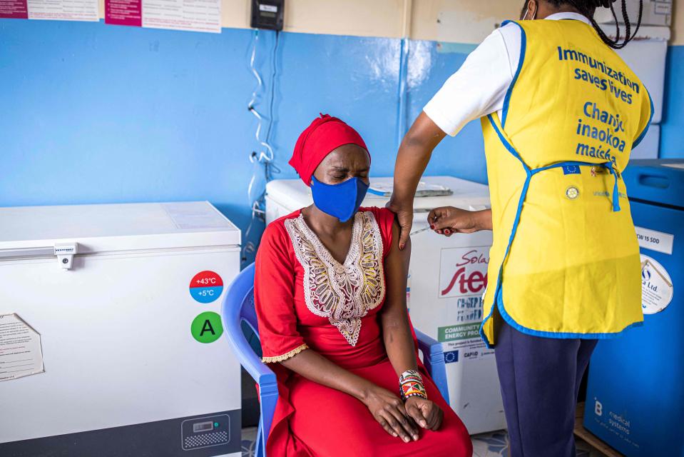 Las mujeres tienen m&#xe1;s dificultades para vacunarse que los hombres en &#xc1;frica. (Photo by PATRICK MEINHARDT/AFP via Getty Images)