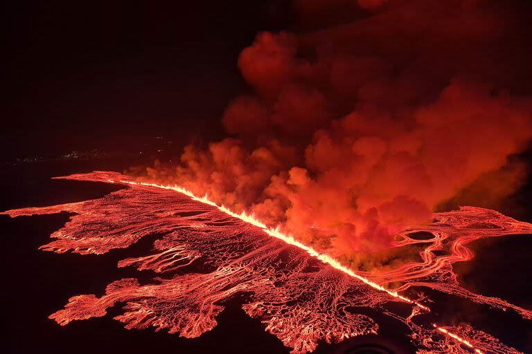 Nubes de humo y lava saliendo de una nueva fisura que se produjo pocos días atrás