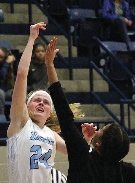 Jena’ Williams, left, recorded one of the few triple-doubles in Bartlesville High School basketball history during her performance during the 2019 girls’ final at the ConocoPhillips/Arvest tourney. Mike Tupa/Examiner-Enterprise