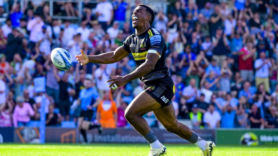 Immanuel Feyi-Waboso scores a try