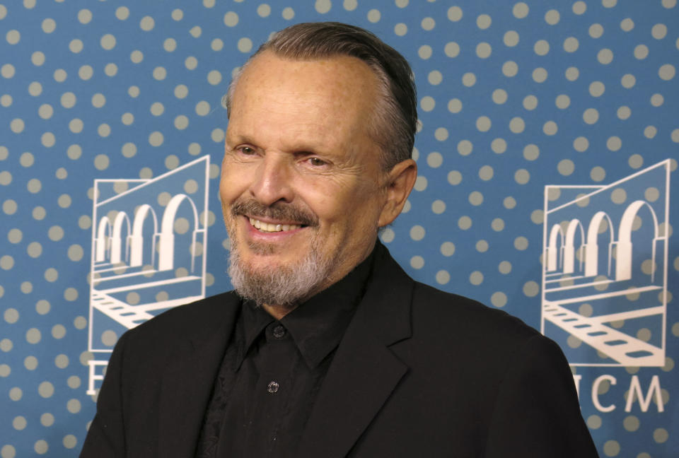 El cantante y actor español Miguel Bose posa en la alfombra roja de la película "Tacones lejanos" en el Festival Internacional de Cine de Morelia en Morelia, México, el 23 de octubre de 2023. (Foto AP/Berenice Bautista)