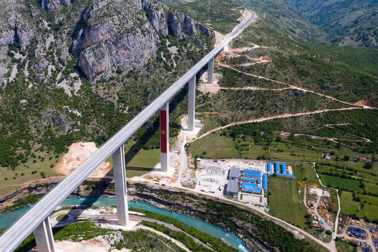 Montenegro construye un autopista que destruye su economía