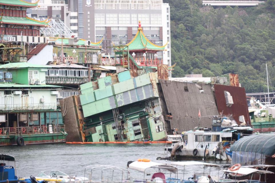 據了解珍寶海鮮舫最快周二被拖走 市民不捨拍照留念