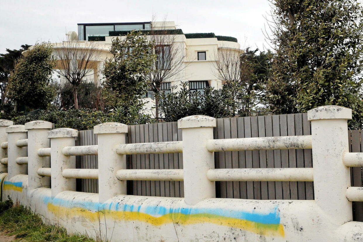 Les abords de la maison avaient été vandalisés à la suite de l'invasion de l'Ukraine par la Russie il y a deux ans. Ici, un tag aux couleurs du drapeau ukrainien photographié le 27 février 2022.  - Credit:Bob Edme/AP/SIPA / SIPA / Bob Edme/AP/SIPA