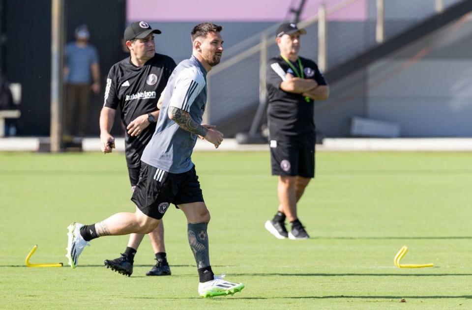 Lionel Messi corre en su primer entrenamiento abierto con el Inter Miami, celebrado el 18 de julio de 2023 en el Florida Blue Training Center en Fort Lauderdale, Florida.