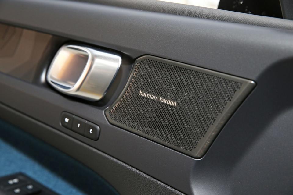 標配Harman Kardon高級音響以及13支揚聲器與SubWoofer重低音喇叭。