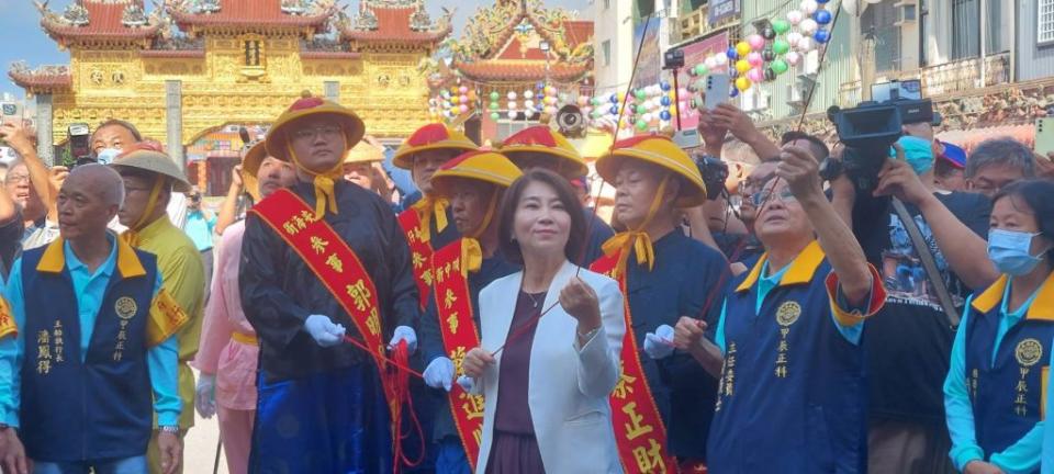 東港迎王平安祭典東隆宮代天府上樑後，隨即由屏東縣長周春米及廟方人員舉行揭牌典禮。（記者鄭伯勝攝）