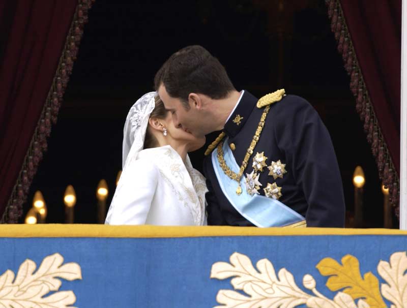 Beso de don Felipe y doña Letizia tras su boda