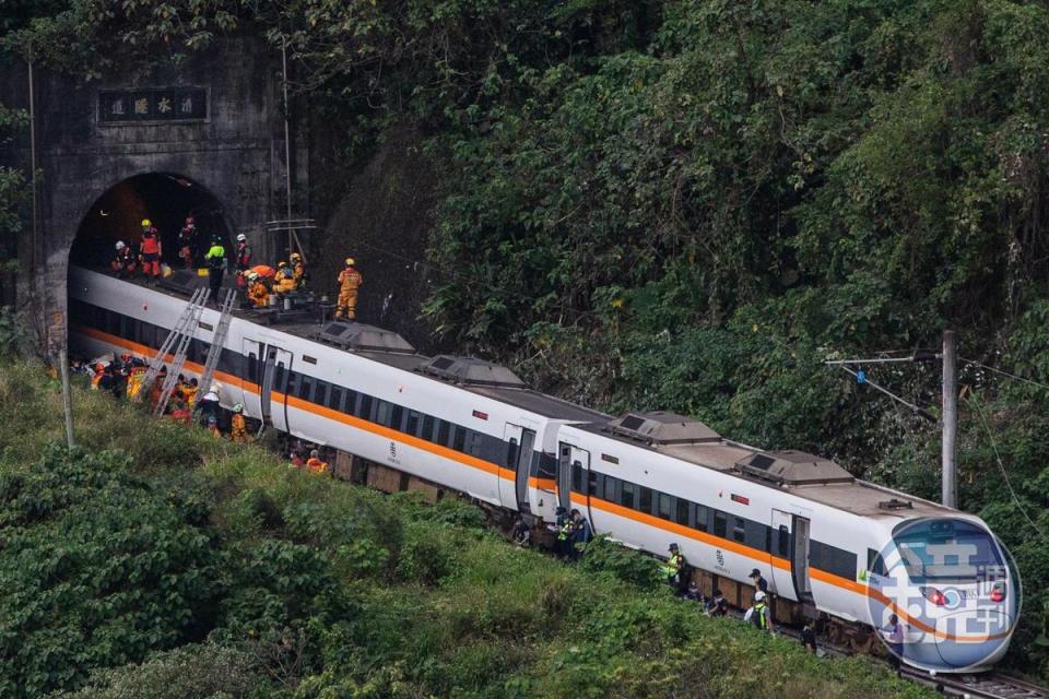 台鐵本月2日發生太魯閣號撞上滑落軌道的工程車而出軌的重大意外，造成50死並有200多人輕重傷。（本刊資料照）