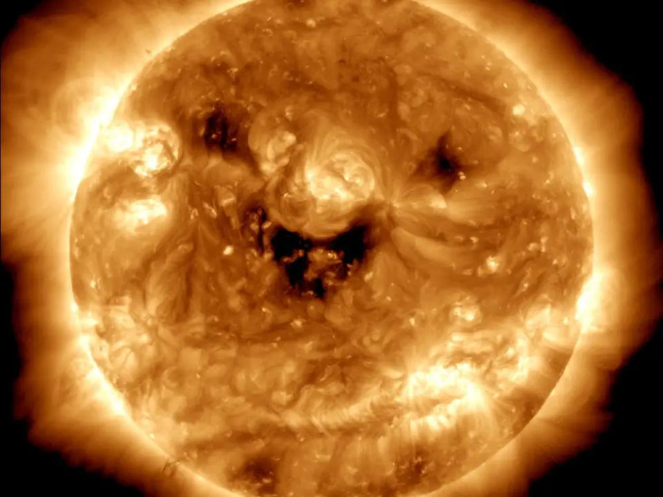 Das NASA-Foto zeigt die Sonne mit einem Lächeln im Gesicht  - Copyright: NASA Sun/Twitter