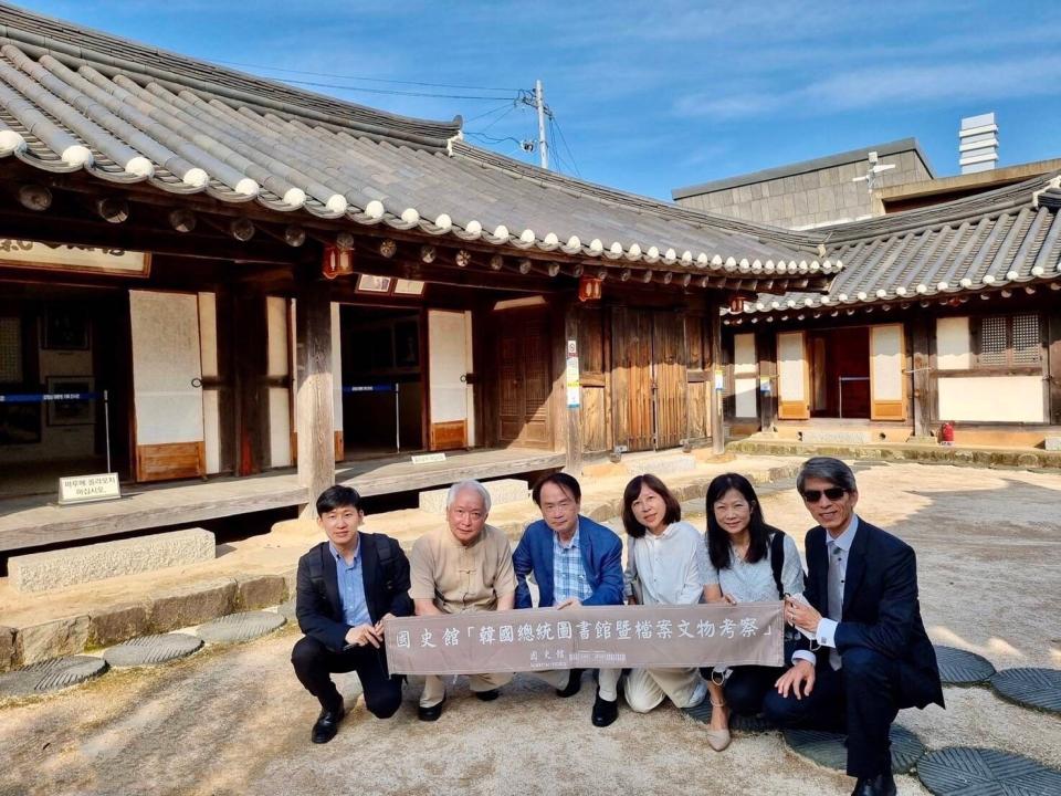 國史館考察團於韓國金泳三總統故居前留影，右三國史館長陳儀深、右一為釜山辦事處林晨富處長。   圖：國史館提供