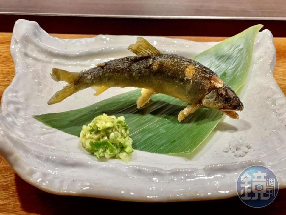 炸的台灣小香魚表面酥脆，搭配醃漬小黃瓜具有巧思。（許心怡提供）