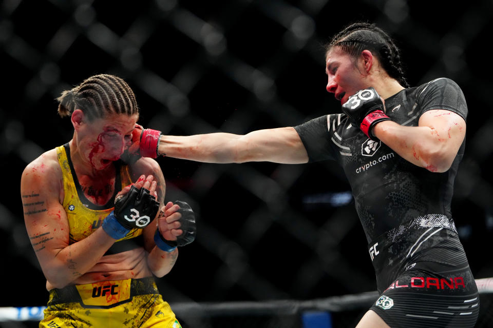 16 de diciembre de 2023;  Las Vegas, Nevada, Estados Unidos;  Irene Aldana (guantes rojos) lucha contra Karol Rosa (guantes azules) durante UFC 296 en T-Mobile Arena.  Crédito obligatorio: Stephen R. Sylvanie-USA TODAY Sports