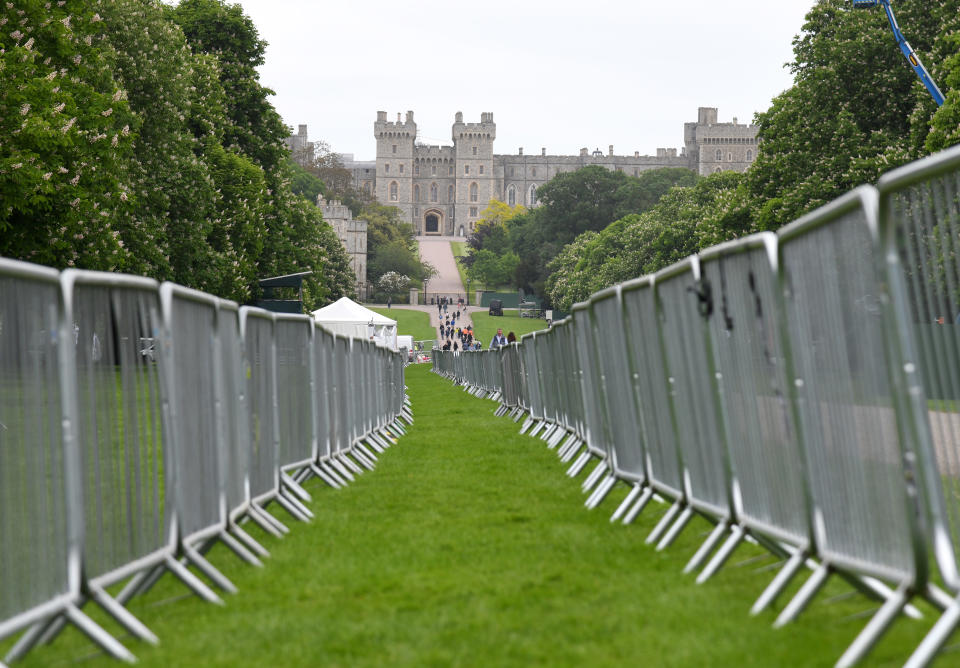 <p>Les grilles installées le long de la “Long Walk” jusqu’au château de Windsor. [Photo: Getty] </p>