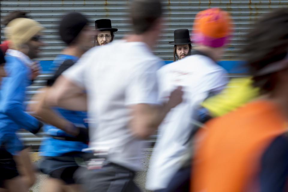Spectators watch as runners pass during the 2014 New York City Marathon in the Brooklyn Borough of New York, November 2, 2014. REUTERS/Brendan McDermid (UNITED STATES - Tags: SPORT ATHLETICS)