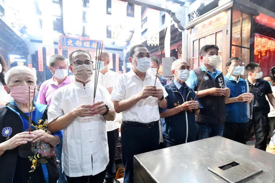 適逢關聖帝君聖誕，新北市長侯友宜昨日回到四年前宣布參選的新莊武聖廟參拜。　（記者吳瀛洲攝）