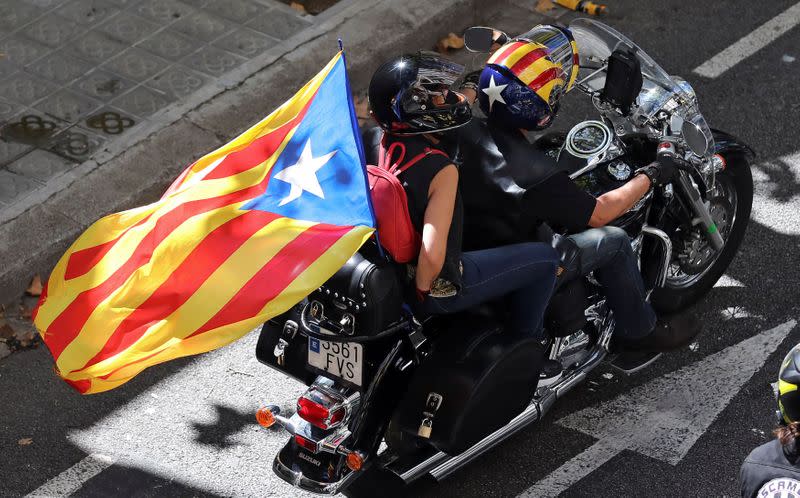 Personas en una motocicleta portando la Estelada (la bandera independentista catalana) durante el día nacional de Cataluña "La Diada" en Barcelona, España, el 11 de septiembre de 2020