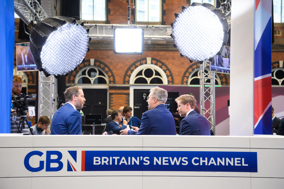 Broadcaster GB News live studio på Conservative Party Conference i Manchester.  Bildedato: mandag 4. oktober 2021. Fotokreditt bør være: Matt Crossick/Empics