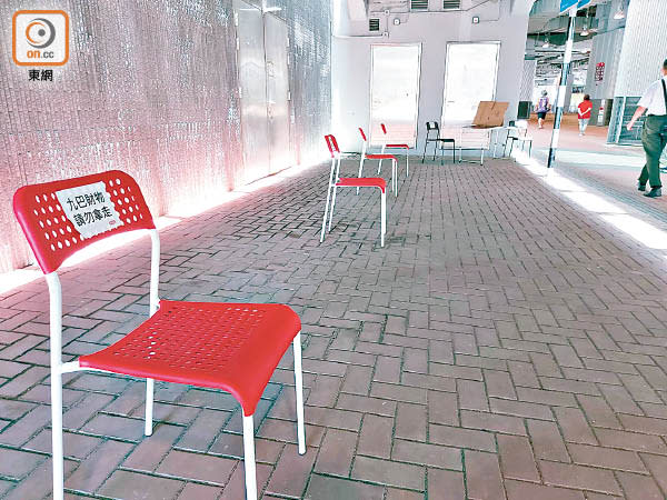 九巴早前於部分總站擺放椅子供市民用餐。