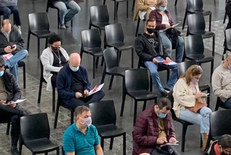 Horacio Rodríguez Larreta esperando su turno para vacunarse en la Usina del Arte