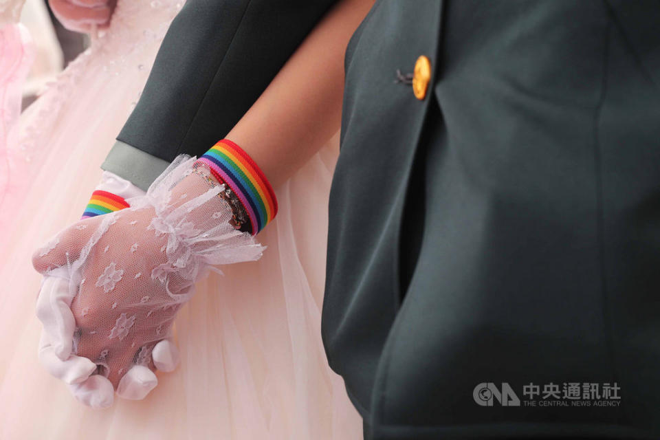 陸軍30日舉辦聯合婚禮，同婚官兵陳瑩宣（右）與妻子李沴稹（左）配戴彩虹手環，參與這項盛會。 中央社記者游凱翔攝 109年10月30日