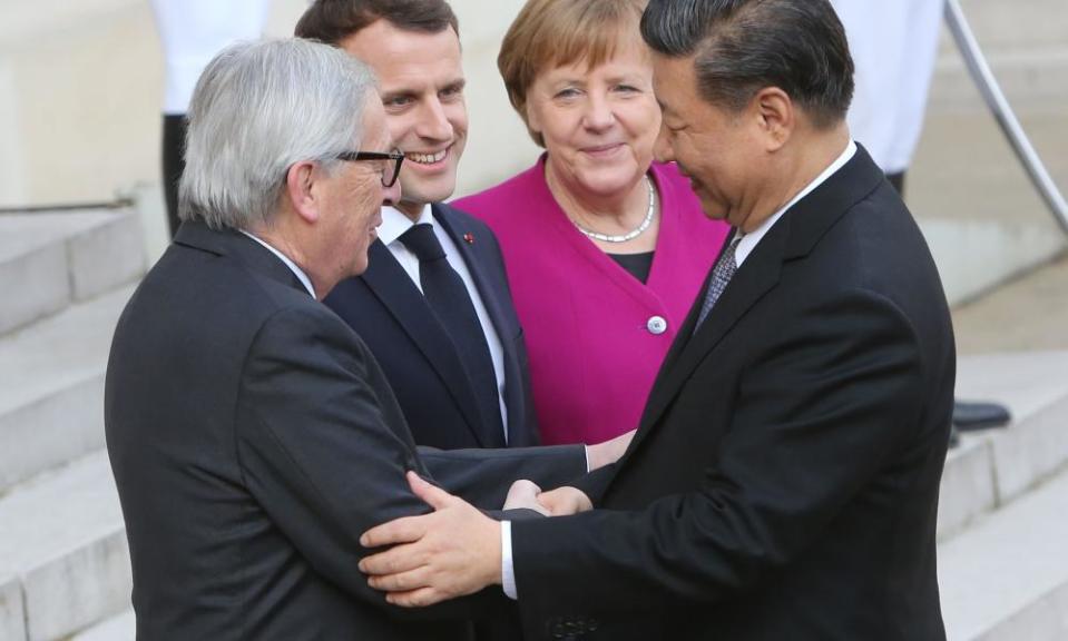 Xi Jinping and Jean-Claude Juncker shake hands