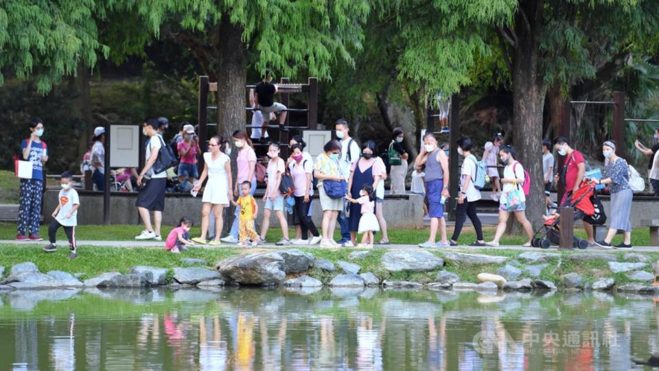 中秋節連續假期天氣晴朗炎熱，台北市大湖公園19日吸引不少民眾出遊踏青。（檔案照）