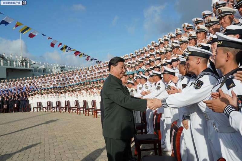 中國第一艘國產航母山東艦17日正式交付海軍服役，中國國家主席習近平到場觀禮、慰勉官兵。