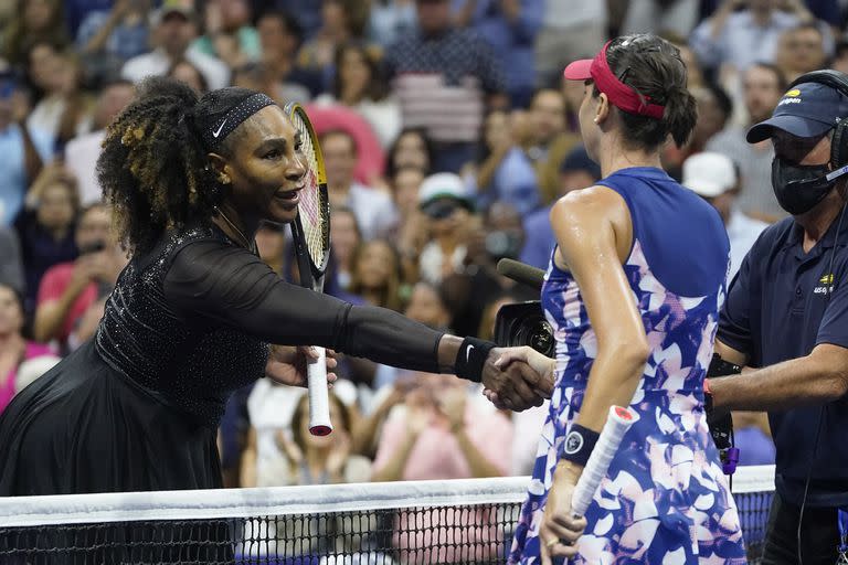 El saludo final entre Serena Williams y su vencedora, Ajla Tomljanovic, en el US Open